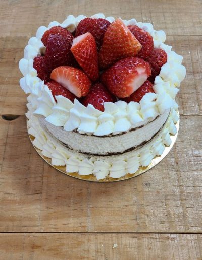 Tarta SIN GLUTEN de fresas con nata